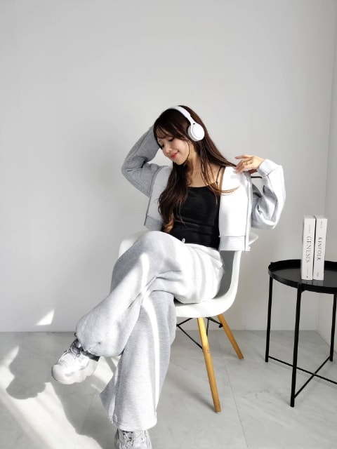 パフスウェットフルジップパーカーとパフスウェットバギーパンツを着たコーデ