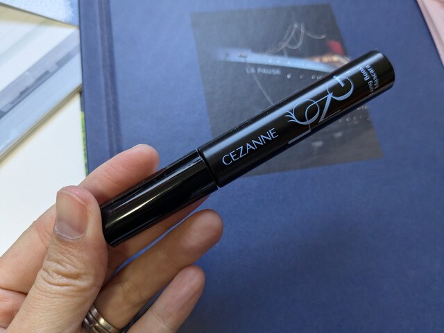セザンヌ ロングブーストマスカラ 01リアルブラックを手に持った写真