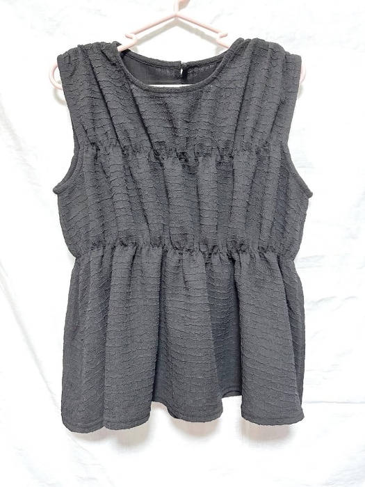 しまむら「シャーリングノースリーブブラウス」