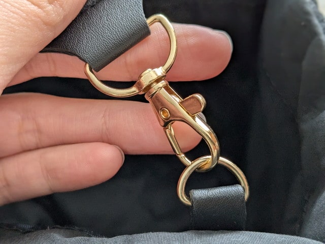 ショルダーストラップの金具部分アップ