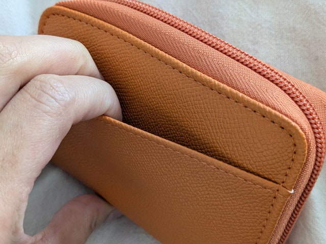 THE SCAPE OF GREEN やみつきサイフ 背面ポケットのアップ
