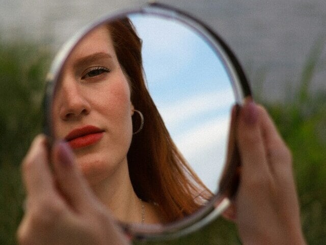 鏡を見る女性