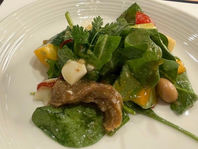 試食会で提供された鹿肉と野菜のサラダ