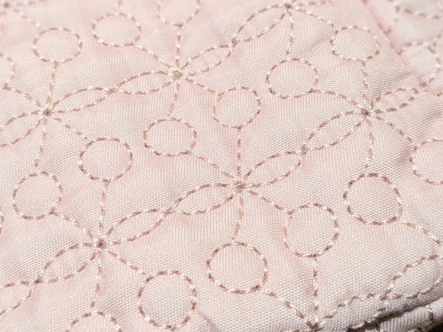 Liquem チェリーポーチ キルティング柄アップ