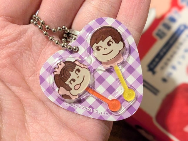 ランダム・ペコポコチョコレートチャーム 手に持ったサイズ感