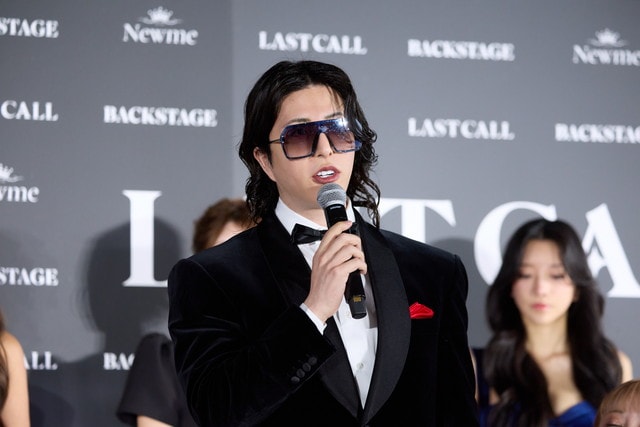 ローランドさんがコメントする様子