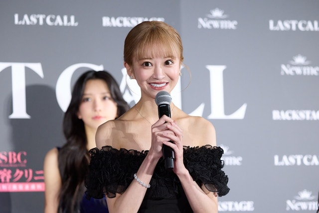 愛沢えみりさんがコメントする様子