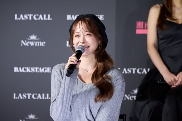 審査員キャバ嬢がマイクを持って話す様子