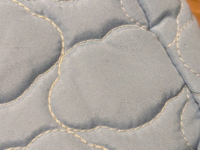 雲モチーフのキルティング生地アップ
