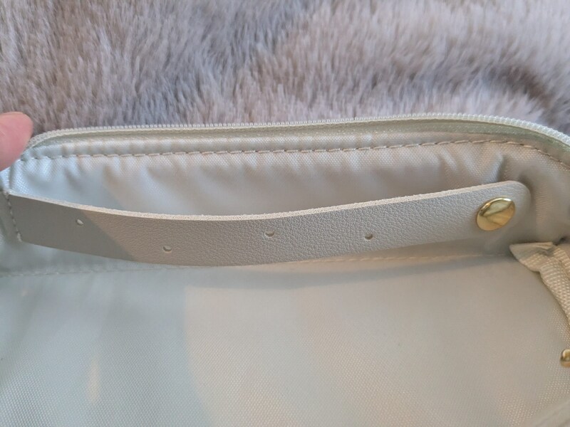 kippis（キッピス）さくらんぼ柄マルチケース 内側のベルトとスナップボタン