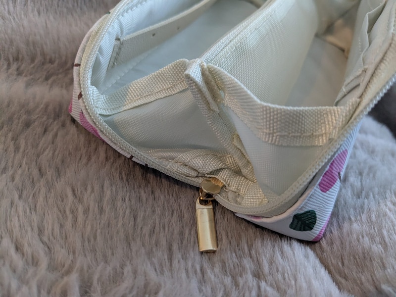 kippis（キッピス）さくらんぼ柄マルチケース ファスナー金具とサイドのリボン