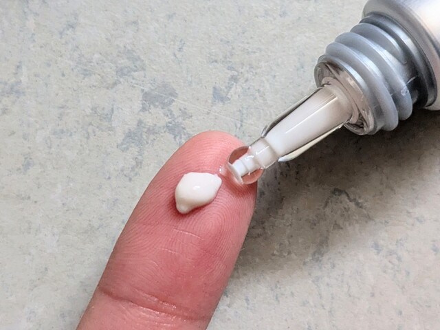 レドナ サイエンスアイのクリームを指先にとった様子