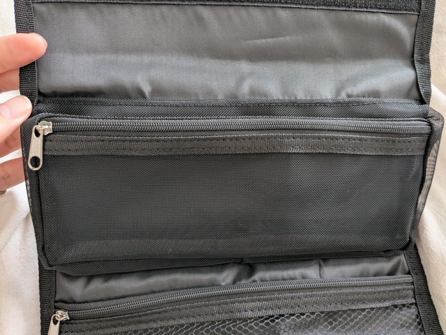 効率厨ポーチ 上部のファスナー付きポーチとポケット