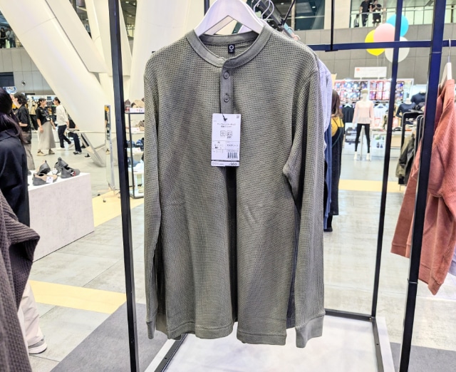 グレーのワッフルヘンリーネック長袖Tシャツ