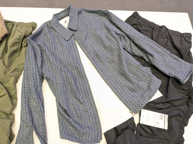 白のトップスとグレーのデザインメッシュジャガードジップシャツ