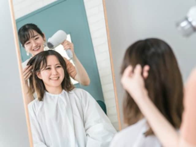 立ち仕事の美容師