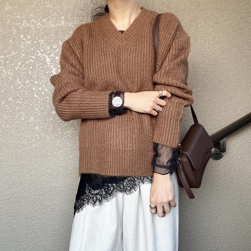 浅めのVネックデザイン