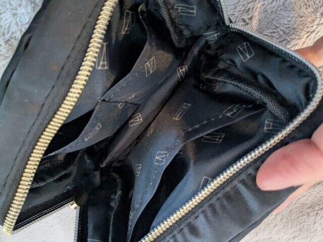 スクエアポーチ中身