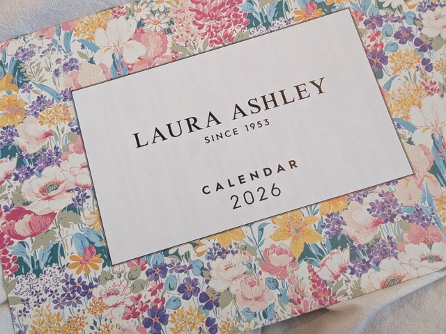 LAURA ASHLEY カレンダー2026のパッケージ