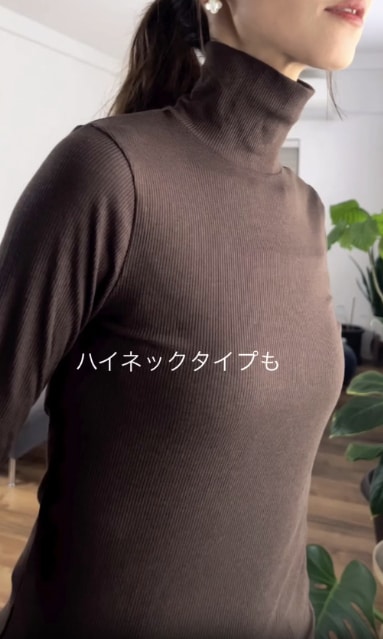 ウォームリブタートルネックTを着用