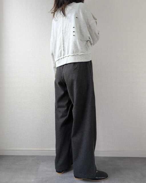 ニットカーブパンツを着たコーデ