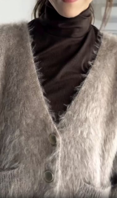 ウォームリブタートルネックTを着用