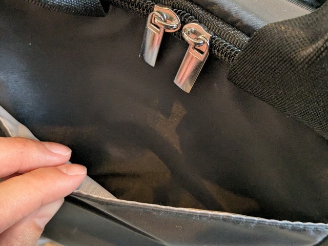 推し活痛バッグポーチ ブラックの収納スペースとダブルファスナー