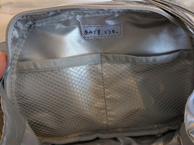 推し活痛バッグポーチ 内側のロゴタグとメッシュポケットのアップ