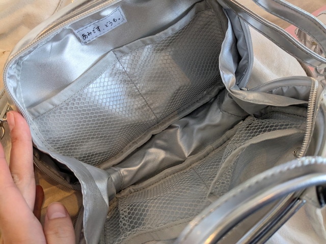 推し活痛バッグポーチ 内側の全体とメッシュポケット