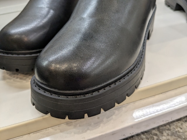 ロングブーツの甲の部分