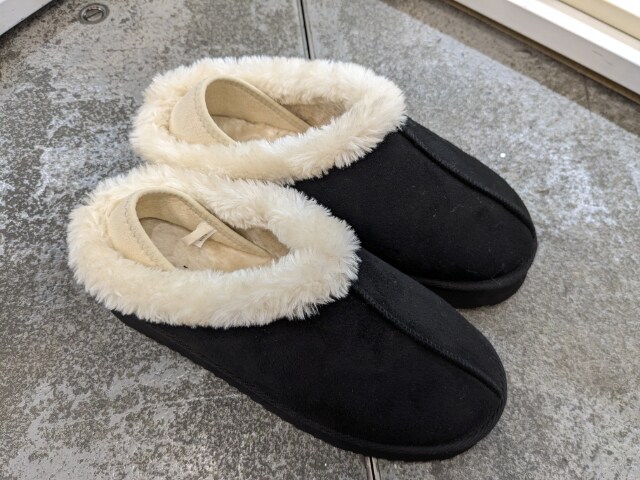 黒のかかとが踏めるむムートン風シューズ