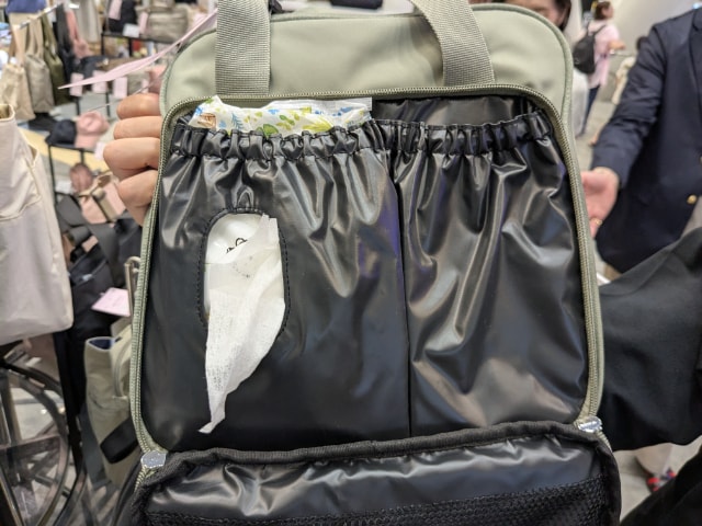 高撥水マザーズ圧縮ショルダーバッグの前ポケットの中