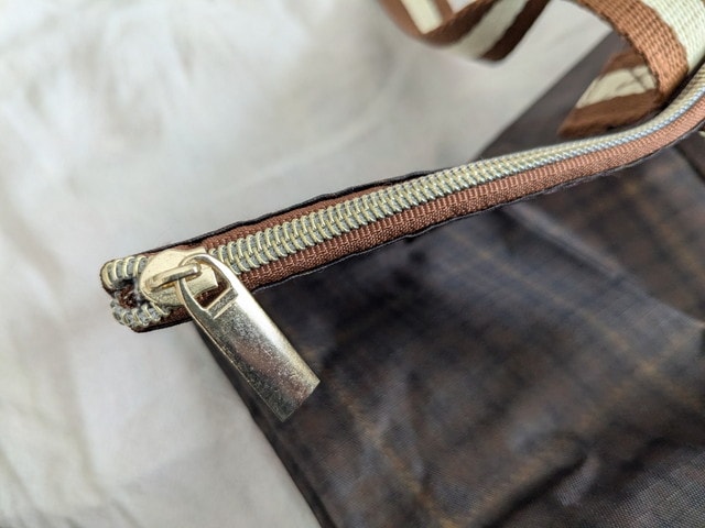 紀ノ国屋×レサージュのお買い物バッグのファスナーと引き手のアップ