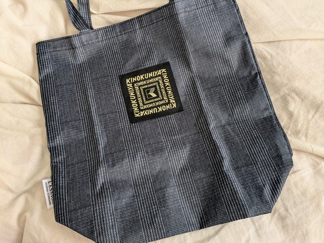 紀ノ国屋×レサージュのグレンチェックトートバッグの正面（ロゴワッペン付き）