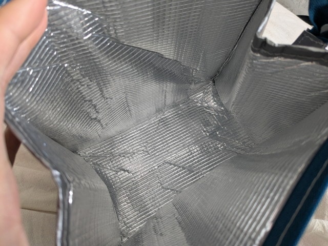 紀ノ国屋×レサージュの保冷・保温ポーチの内側（保冷・保温素材）