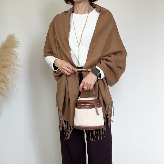 白の超極暖ヒートテッククルーネックTを着たコーデ