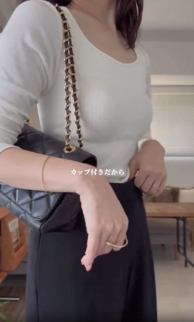 白の極暖ヒートテックリブUネックブラTシャツを着用