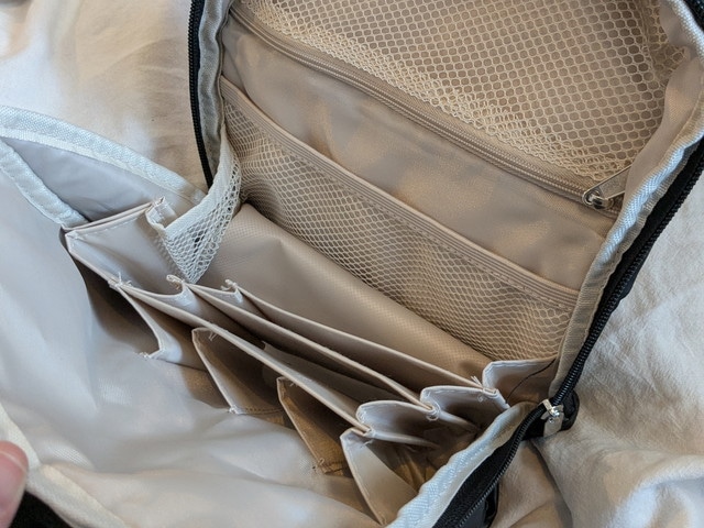 ポーチを開いて自立するスタンド状態