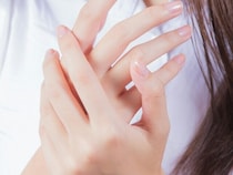 手荒れは冬だけじゃない…夏に手が乾く理由や対処法、おすすめ成分も！｜薬剤師が解説