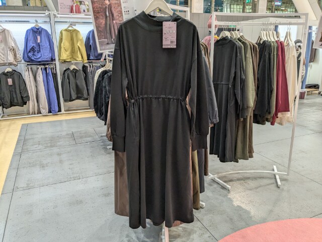 カーキのニュートラルギャザーワンピース