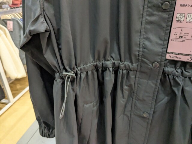 高撥水シェルワンピースコートのギャザー部分