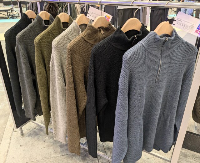 ハーフジップニットプルオーバーとドライバーズフルジップニット