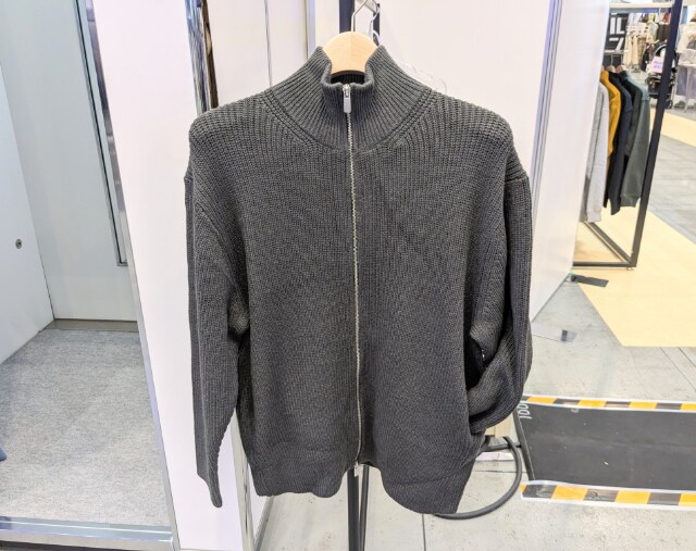 グレーのドライバーズフルジップニット