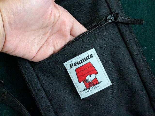 フロントのファスナーポケットとタグのアップ