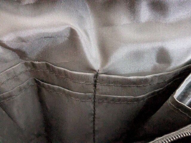 内側のカードポケットのアップ(4枚分)