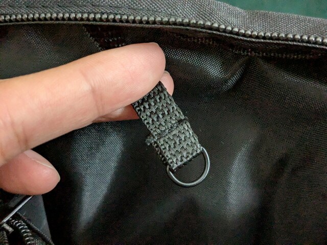 内側のループ付きDカン。カギなどを取り付け可能