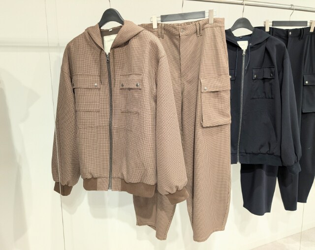 メンズのジップアップパーカとカーゴパンツ