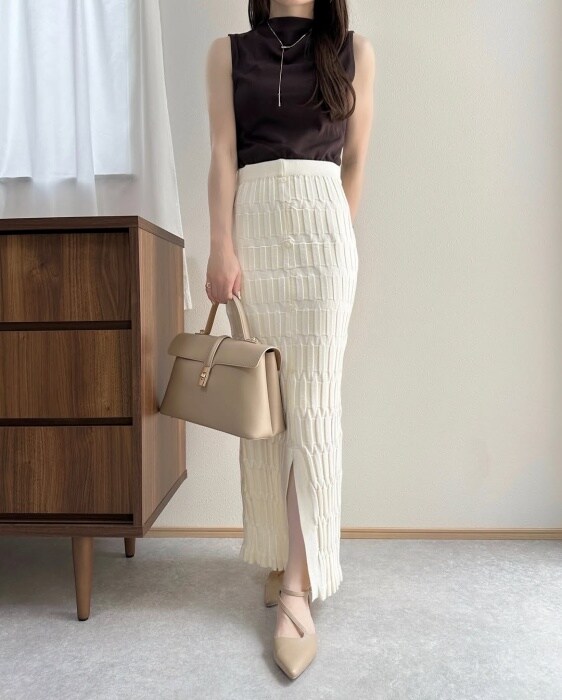 GUのダークブラウンの「ボトルネックT(ノースリーブ)」