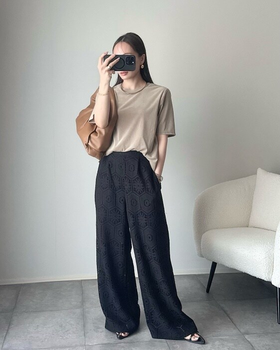 GUのベージュの「シアーベロアT」