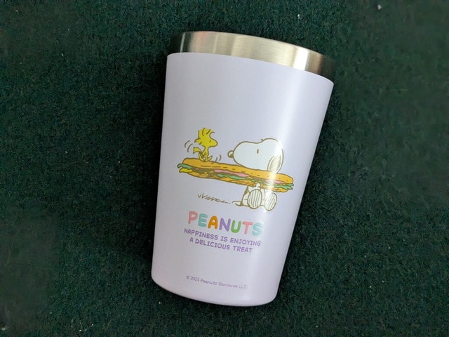 SNOOPYとウッドストックがホットドッグを運ぶデザインのタンブラー表面